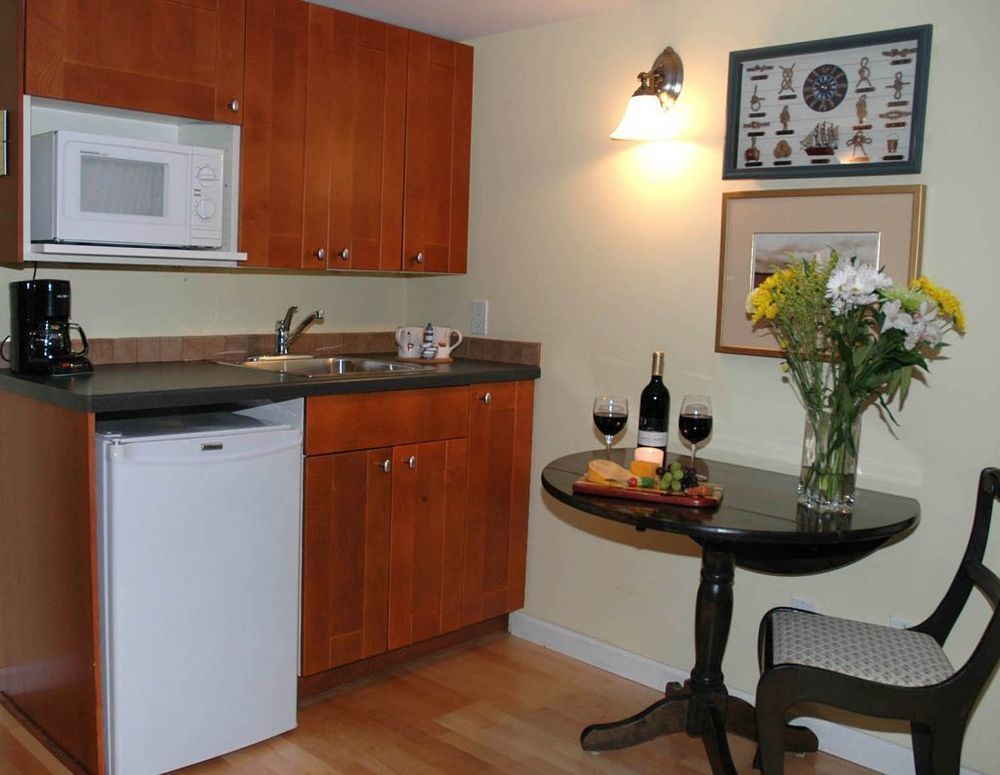 At The Shore Bed And Breakfast Sechelt Bagian luar foto