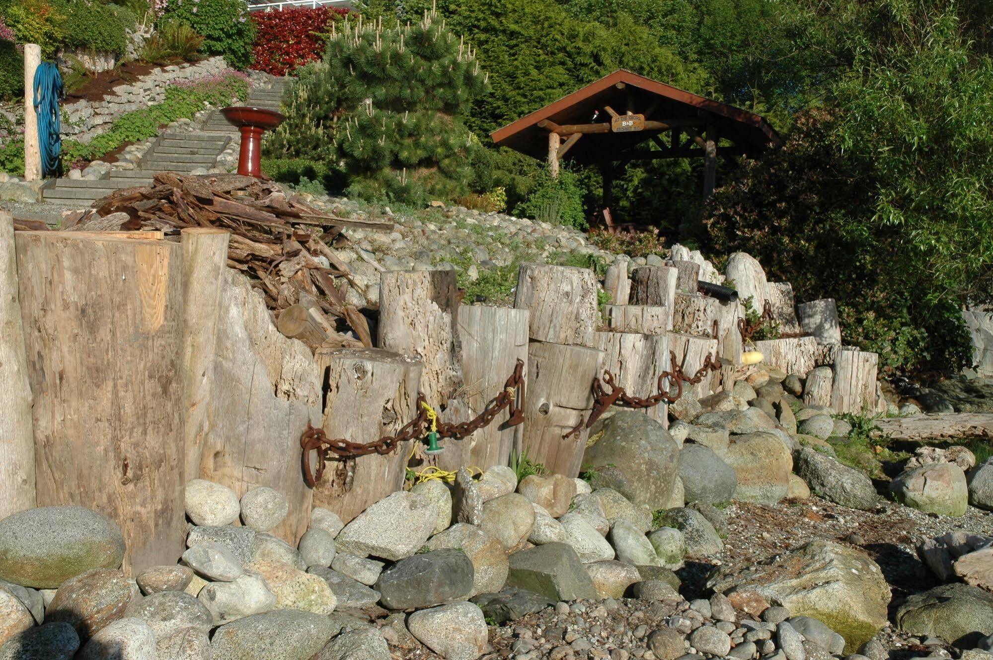 At The Shore Bed And Breakfast Sechelt Bagian luar foto