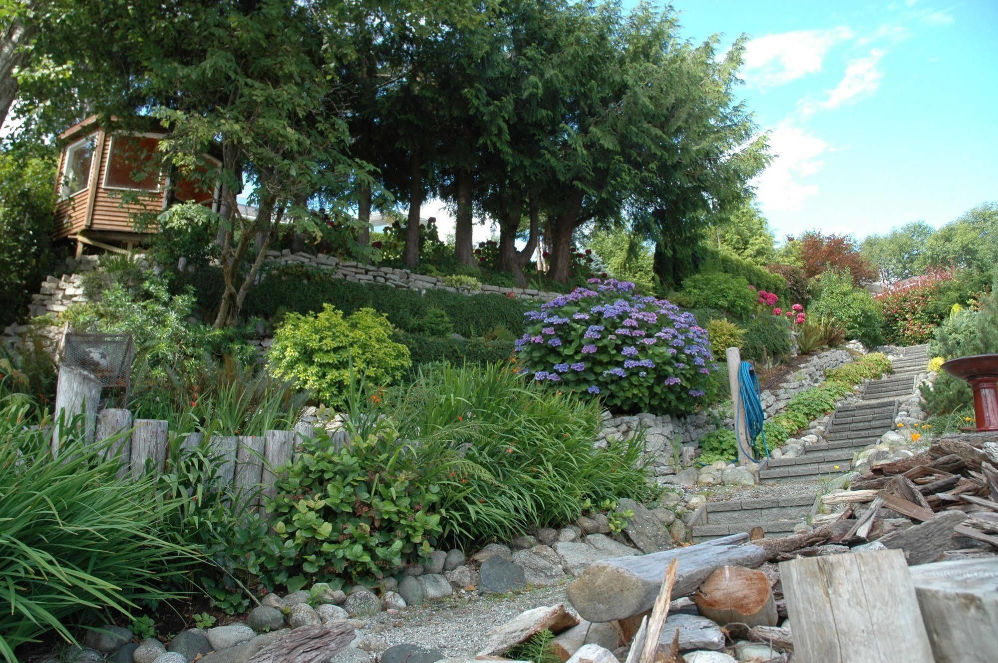At The Shore Bed And Breakfast Sechelt Bagian luar foto