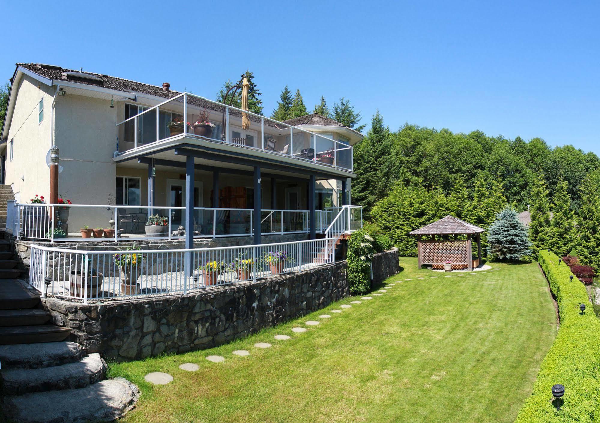 At The Shore Bed And Breakfast Sechelt Bagian luar foto