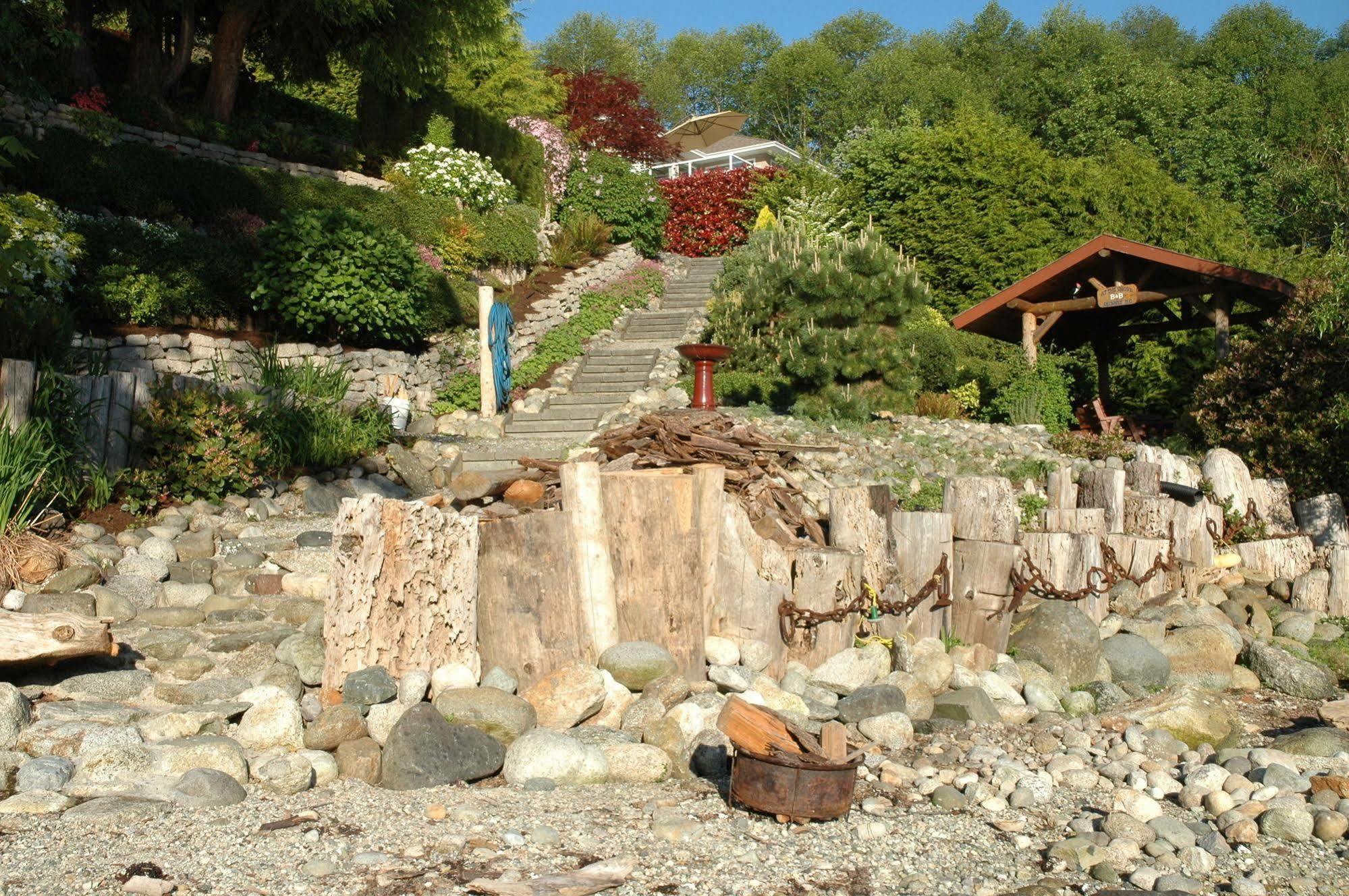 At The Shore Bed And Breakfast Sechelt Bagian luar foto